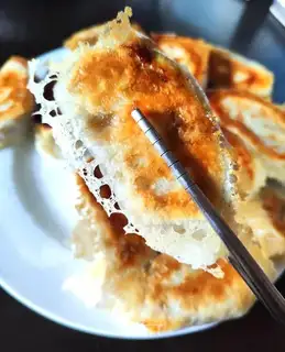 Onion beef snowflake fried dumplings
