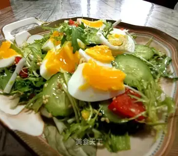 Pyramid egg salad