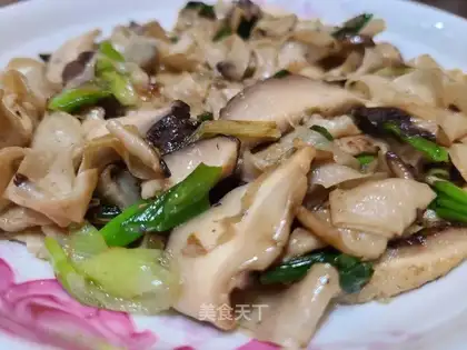 Fry mushrooms and dry bean skin