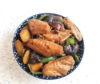 Chicken wings and potatoes