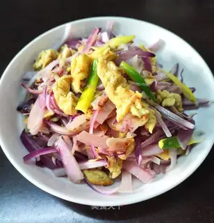 Onion fried eggs