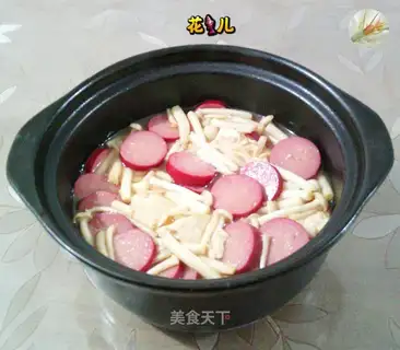 Seafood mushrooms, red intestines, tofu