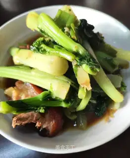 The pig's hand is fried with cuisine
