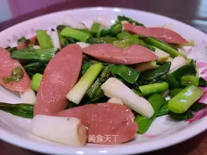 Garlic sprouts and ham sausages