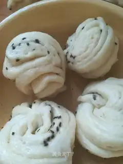 Black sesame roll