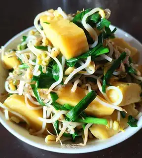 Bean sprouts with yellow rice cake