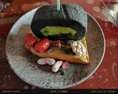 A tea cake plate