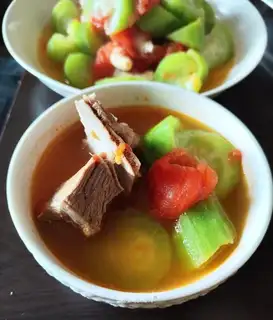 Smelon tomatoes bone soup