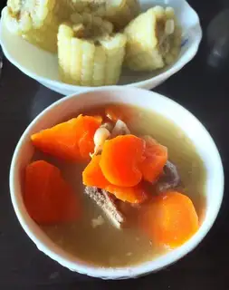 Corn carrot fan chicken bone soup
