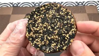 Sesame almonds