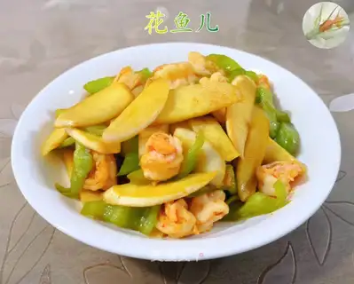 Pyramid shrimp is fried white