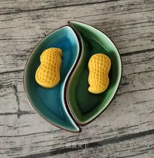 A small, creative peanut