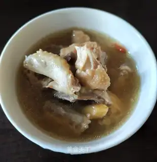 Yellow chicken bone soup