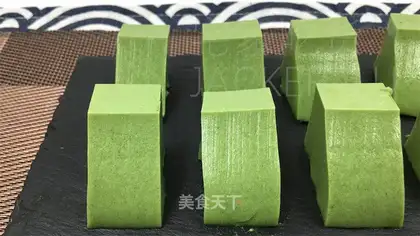 Pour coconut juice cake