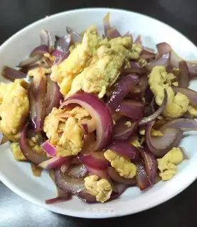 Onion fried eggs