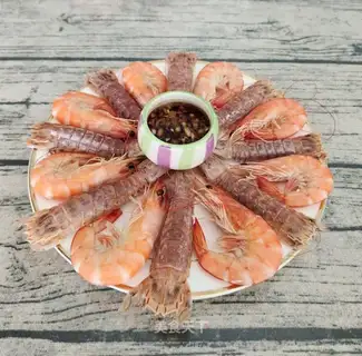 A white burning shrimp-skinned shrimp