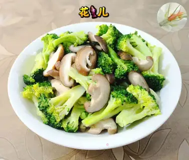 Fry mushrooms and broccoli