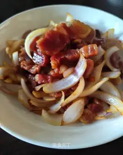 Onion fried meat
