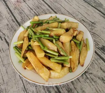 Fried potatoes and garlic