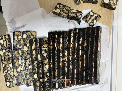Homemade glue cake