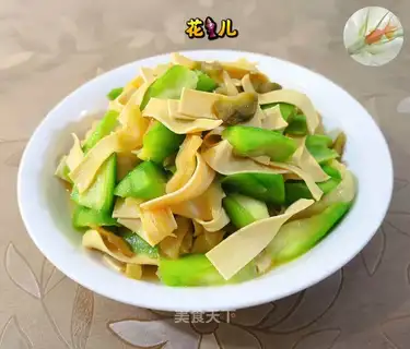 Squeeze the pickles and make the leaves