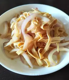 A thousand silk onions