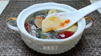 Fish glue chicken soup