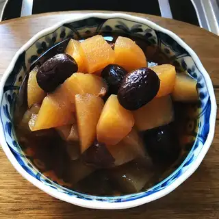 Western cucumber date apple soup