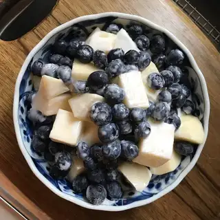 A yogurt apple with blueberries
