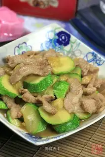 Sauteed pork slices with zucchini