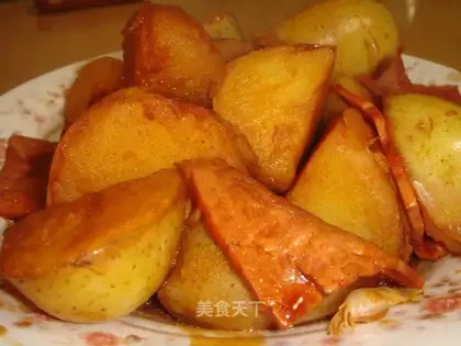 Braised potatoes with bacon and garlic