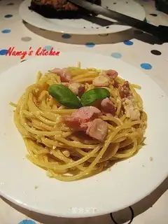Spaghetti with bacon and egg sauce