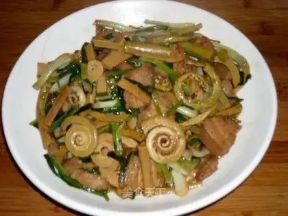 stir-fried pork belly with bracken and buckwheat head