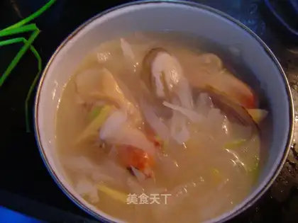 Shredded radish elephant trunk mussel soup