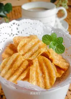 Homemade spicy potato chips