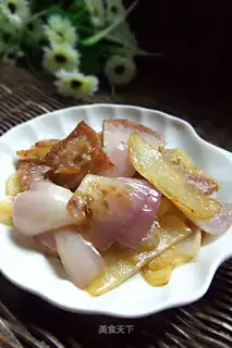 stir-fried bacon with potatoes and onions