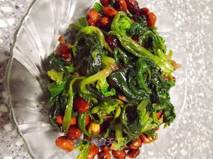 Mature vinegar, spinach and peanuts