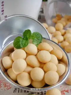 Small steamed buns with egg milk