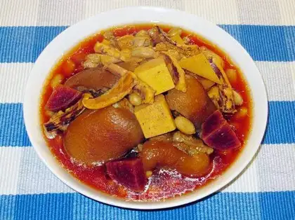 Red vegetable head pork knuckle soup with dried bean curd
