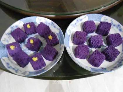 Purple sweet potato mooncake