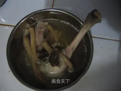 Stewed chicken soup with tea tree mushroom