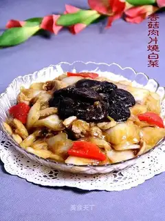 Braised cabbage with mushroom slices