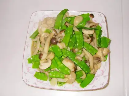 Mushrooms and peas