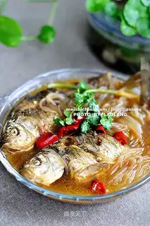 Stewed crucian carp and vermicelli