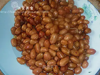 Salt and pepper peanuts