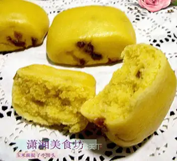 Corn flour raisin buns