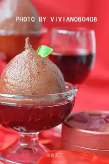 Boiling pear in red wine
