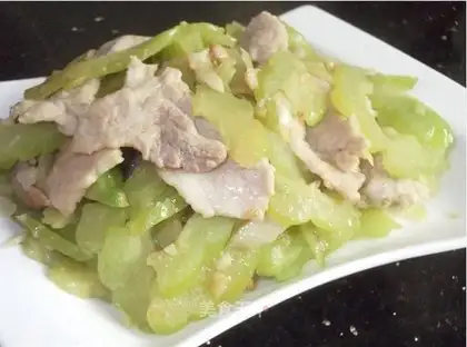 Fried pork slices with cold melon