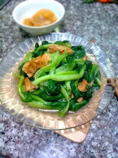 stir-fried rice rolls with small green vegetables
