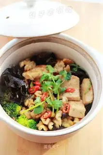 Peach kernel fungus tofu casserole